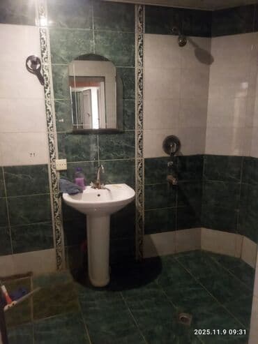 Kirayə mənzillər: Mənzil – Suvəlanda, 3 mərtəbəli evin 3 cü mərtəbəsində. 2 otaqlı — 5