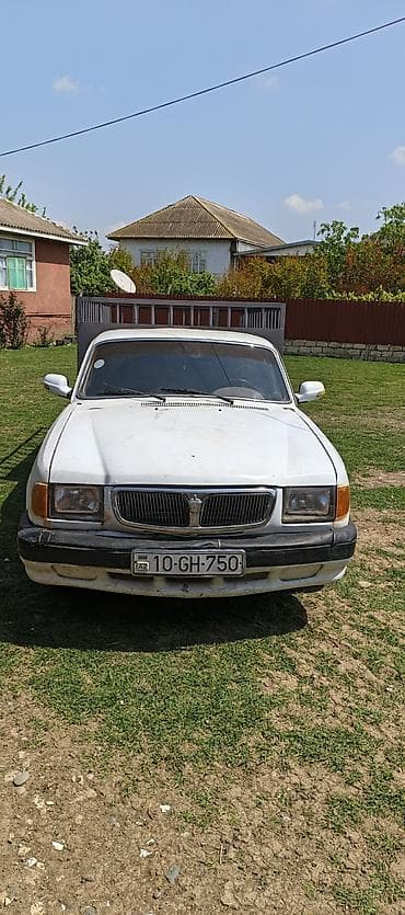 GAZ Volga 3110, ağ rəngli sedan. Xüsusiyyətlər: - Korpus: 4 qapılı