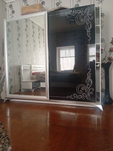 Yataq otağı mebel dəsti Tərkibi: - Sürgülü dolab: bir tərəfi tam boy