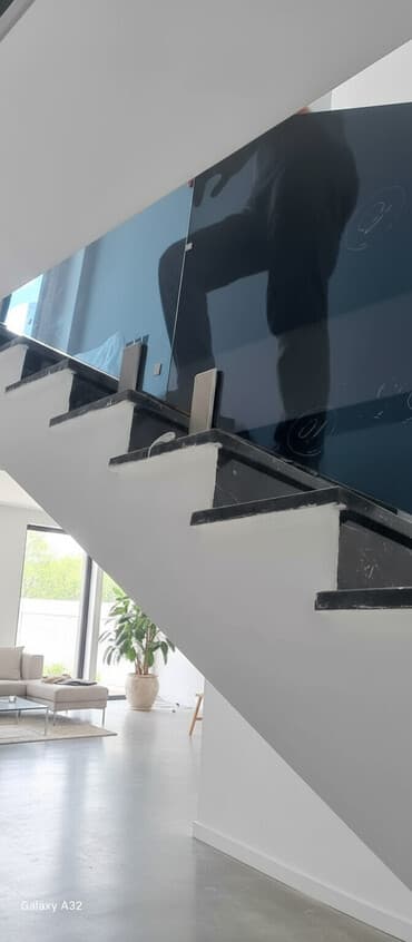 şüşe: Şüşə panellərdən ibarət müasir pilləkən məhəccəri. Məhəccər — 1