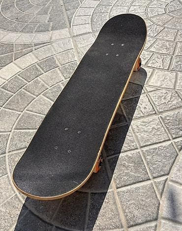 dynacord 2: Skateboard – 100% Canada Maple gövdə • Üst səth - qara griptape – — 2
