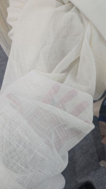 sadə pərdələr: Ağ, şəffaf tül pərdə, otağa zəriflik və işıq qatır. Yüngül toxuması — 9