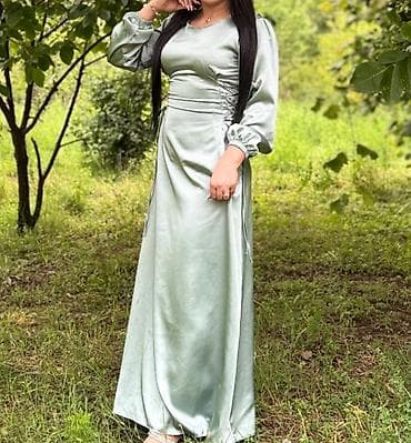 Zərif atlas fakturalı, açıq yaşıl rəngdə uzun don. - Model: Uzun