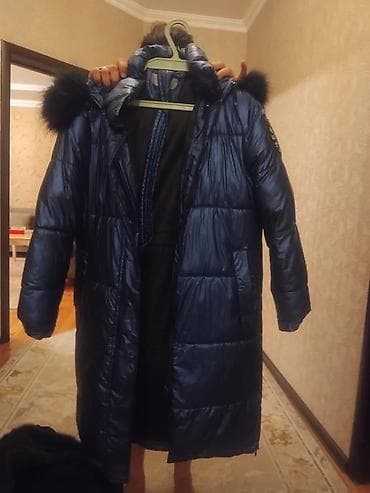 Qadınlar üçün uzun şişmə qış palto-kurtka - Rəng: tünd göy, yüngül