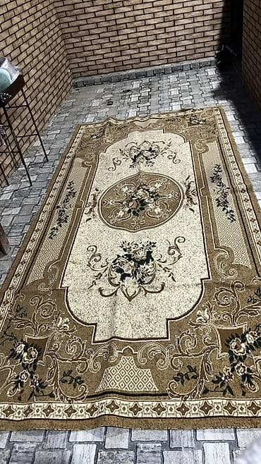 kohne xalca: Məhsul: Xalça dəsti (3 ədəd) Təsvir: - 1-ci xalça: Qırmızı fonlu — 3