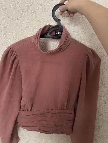 Baş geyimləri: Qadın köynəyi/bluz – tünd pudra/çəhrayı rəngdə, zərif qırışlı tekstura — 1