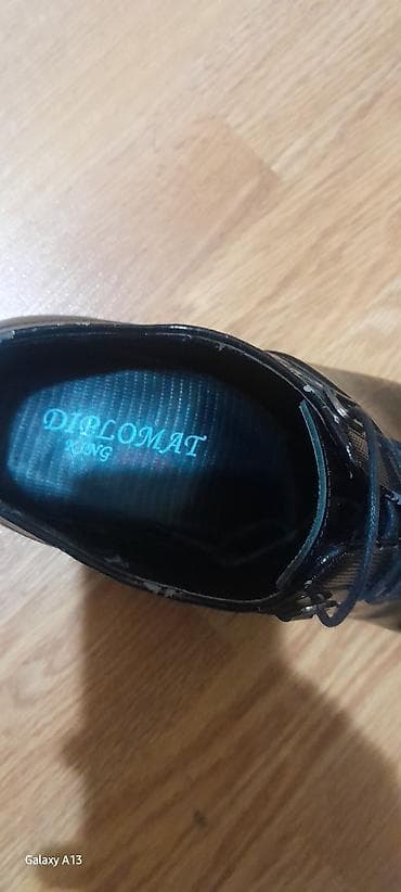 epl voyc 8: Qara laklı diplomat kişi ayaqqabısı əlavəziyətdə — 3