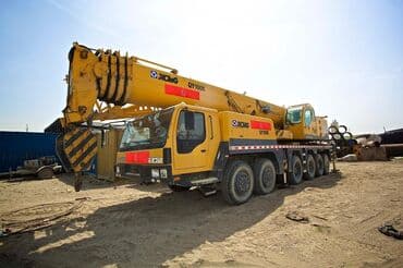 Грузовой транспорт: XCMG markalı sarı rəngli avtokran. Bu mobil kran iri tikinti — 1
