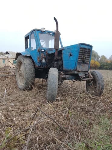 qazel yuk maşını: Mavi rəngli MTZ tipli təkərli traktor - Kabinəli, ön şüşə və yan — 2