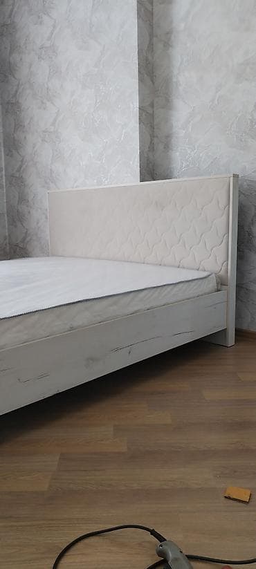 Ağ ağac rəngində korpus və yumşaq, quilted naxışlı başlıqla iki