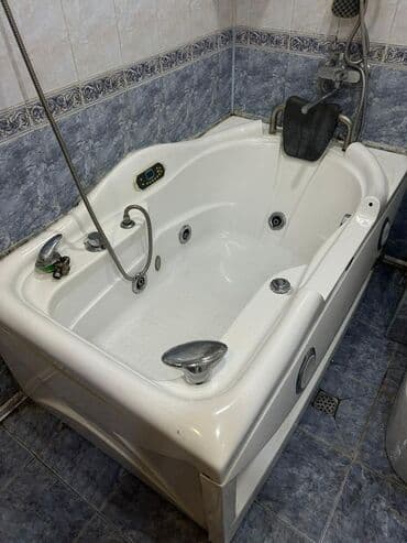 cakkuzi vanna: Hidromasajlı künc vannası - Kompakt künc dizaynı, kiçik hamam — 1