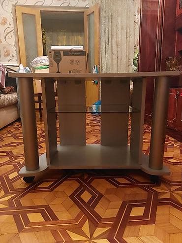 lovhe: TV stendi / multimedia masası - Material: laminat lövhə və şüşə rəf - — 1