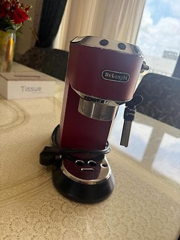 delonghi: DeLonghi markalı qırmızı espresso qəhvə maşını. Bu kompakt model evdə — 2
