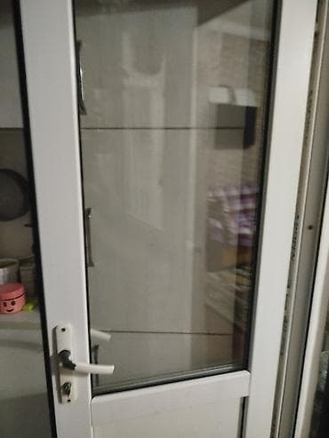 balka: PVC şüşəli qapı - Material: ağ rəngdə PVC profil (üzərində “ADOPEN” — 3