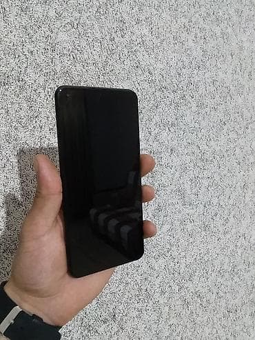 Tam ekranlı, ön kamerasi sol yuxarı küncdə “punch-hole” dizaynlı