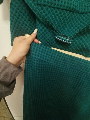 star silim: Zümrüd-yaşıl rəngdə iki hissəli qadın dəsti: - Üst geyim: Dizaynı dar — 2