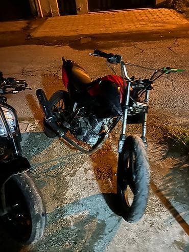 teze tekerler: Sənədsizdi! Moped/motosiklet – küçə/siti üslublu, qırmızı-qara rəng — 3