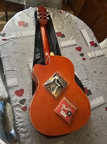 ukulele gitar: Salam Gitar əla vəziyətdədir istifadə olunmuyub hecbir problemi yoxdur — 4