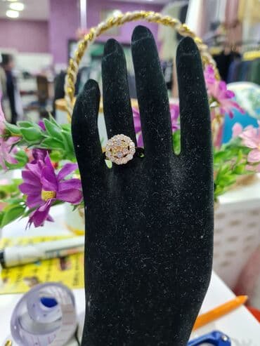 tek qaş: Xuping Üzük. Paslanmaz Poladdır. 17ölçüdür.Ortadaki qaşları rəngli — 1