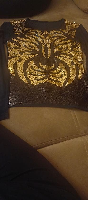 Qadınlar üçün qara bluzka – ön hissəsi tam olaraq qızılı payetlərlə lalafo.az -da Qadınlar üçün qara bluzka – ön hissəsi tam olaraq qızılı payetlərlə