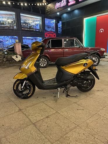 Su nəqliyyatı: 2025 ziq zaq 
- Rəng: qızılı/sarı, qara detallarla — 7