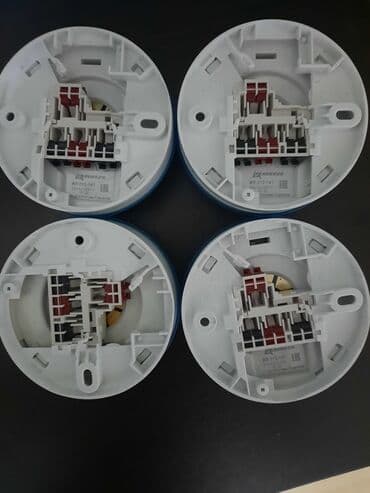 gunəş panelli kamera: Dörd ədəd ağ rəngli, dairəvi formalı tüstü detektoru. Hər bir — 2