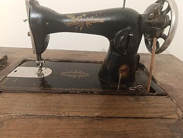 Ayaq pedalı ilə işləyən köhnə tip tikiş maşını və taxta stolüstü — 3
