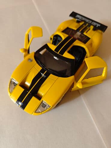 Əntiq saatlar: Sarı rəngli, qara zolaqlı Ford GT model avtomobil oyuncağı. Bu kiçik — 1