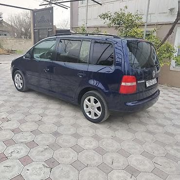 w 202 kapot: Volkswagen Touran, tünd mavi rəng, 5 qapılı kompakt miniven. - Geniş — 5