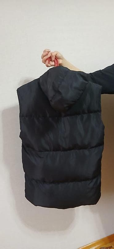 geyim modelleri: Qara kapüşonlu şişmə jilet - Rəng: qara - Model: kapüşonlu, qol­suz — 1