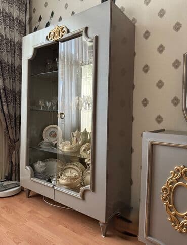 стол с зеркалом: Б/у, С зеркалом — 3