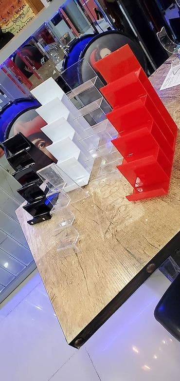 Mağaza avadanlığı: Kaşelok podstavkası, kaşlok vitrini. Qiymət : 17manat Rəng : qara — 1