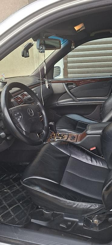 mercedes 200: Mercedes-Benz E-Class: 2.2 l | 2001 il Sedan — 9