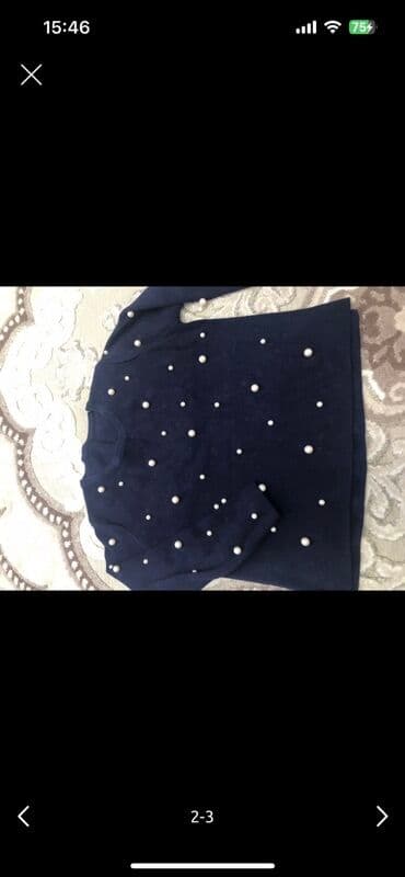 qadınlar üçün tvid jaketlər: Mirvari bəzəkli, uzunqol, tünd göy rəngli qadın sviteri. Yumşaq — 2