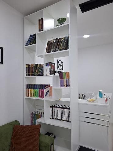 su sifarisi: Ağ rəngli resepsiyon stolu və uyğun dekorativ rəf sistemi - — 2