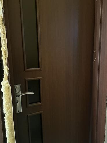 5 qapıdır, 3-ü əla vəziyyətdədir. 1-i hamam qapısı olub, yüngül nəm — 2