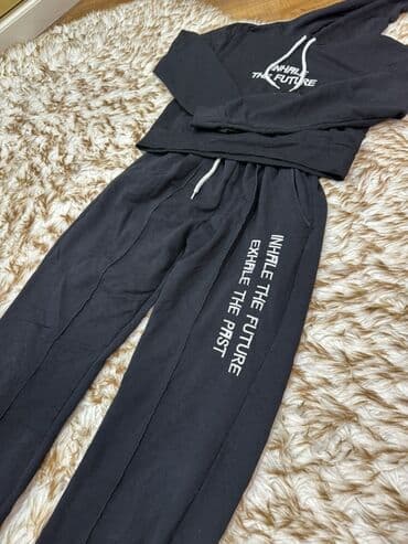 Corab və alt paltarı: Qara rəngli iki hissəli idman dəsti - Üst: kapüşonlu, ön hissədə — 2