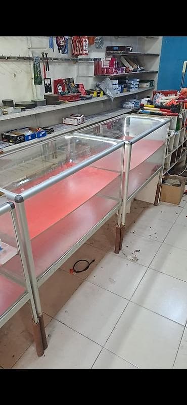 Vitrin Eni 50sm Hün 80sm Uzunu 1m 5 denedi bir əddədı 50 azn
