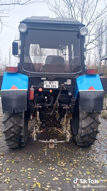 kredite masin: Belarus MTZ traktoru (mavi), 2009 il buraxılışı. Texniki — 3