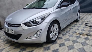 tek oturacaqlar: Hyundai Elantra – gümüşü rəng, sedan kuzov Xüsusiyyətlər: - Benzin — 7