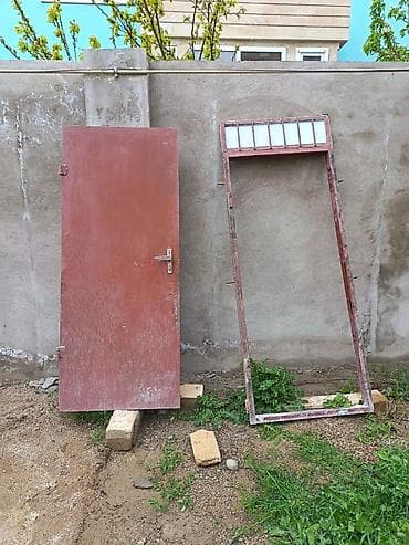 Metall qapı və qutu (üst şüşəli transomla) - Material: qalın metal