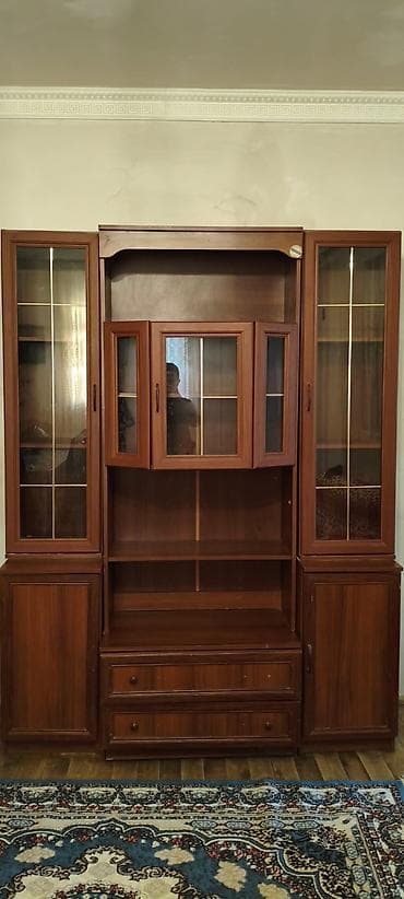 ikinci el dirnaq stolu: Klassik üslubda iri divar vitrini/sekretar. Tünd qoz rəngində, şüşəli — 2
