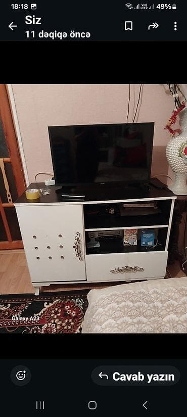Ağ-qara rəngdə qonaq otağı mebel dəsti - TV stendi: üstü qara səthli