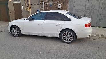 disk masin: Audi A4 sedan – ağ rəng, Azərbaycan nömrə nişanı. B8 kuzov (təxminən — 3