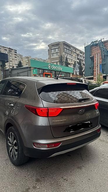 mercedes c class: Kia Sportage: 1.7 l | 2017 il Krossover — 6