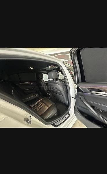 mercedes e class: BMW 5 Series (G30 LCI) – M paket sedan - Kuzov: ağ rəng, LCI — 4