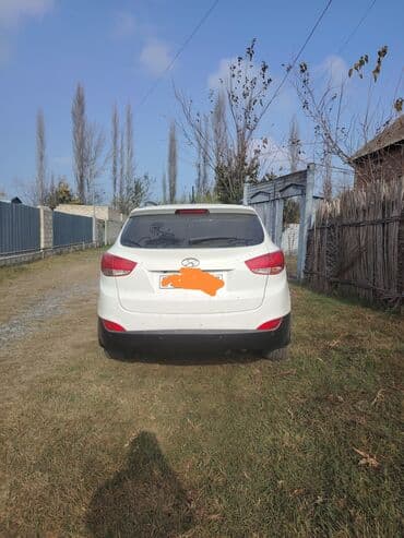 aqrar kend teserrufati texnika traktor satis bazari: Hyundai ix35, ağ rəngli krossover/SUV. Xarici: - Ağ kuzov, qara alt — 4