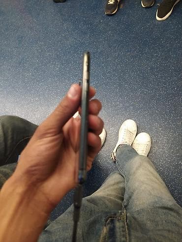 mini led: IPhone SE, Qara, Qırıq — 3