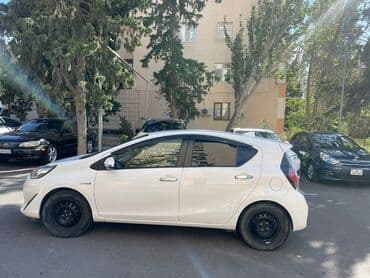 masin turbo az: Toyota Aqua (hibrid) – ağ rəngli, 5 qapılı heçbek. Tayota aqua 2019 — 4