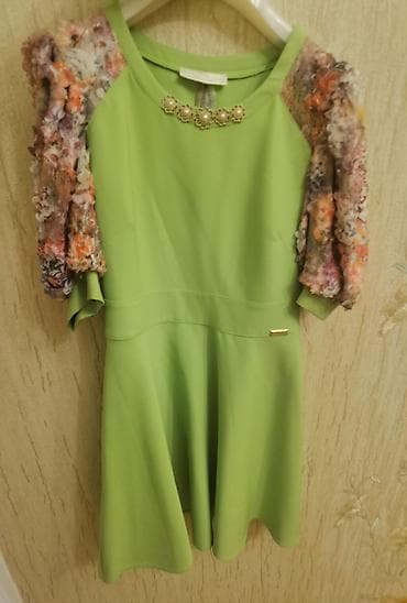 yun koftalar: Yaz-yay mövsümü üçün zərif qadın paltarı. - Rəng: açıq yaşıl - Model — 1